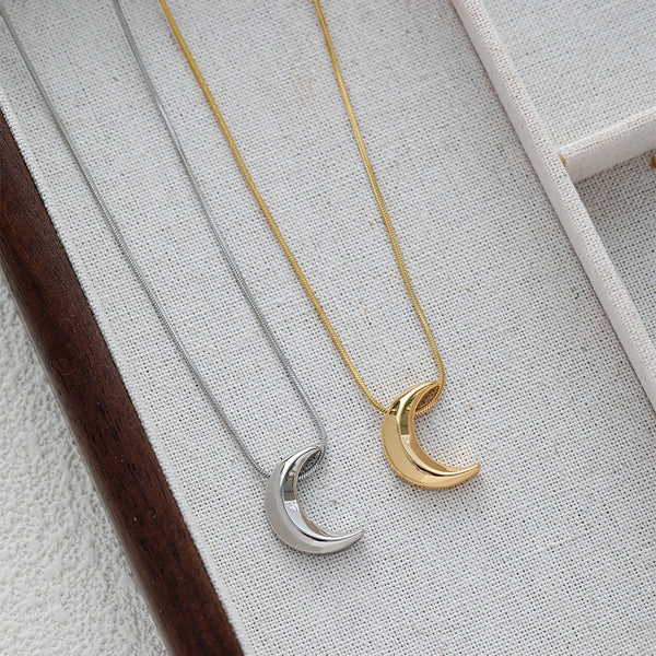 Minimalist Crescent-Shaped Collarbone Necklace